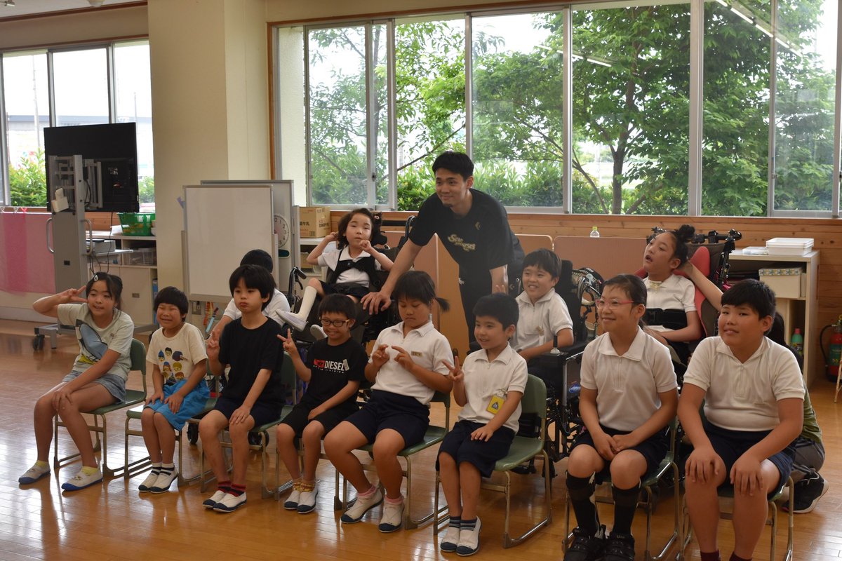 go_seahorses's tweet photo. ✨ホームタウン活動✨
#18 角野亮伍選手が安城市の三河安城小学校を訪問しました🏫 ダンクシュートを披露し大歓声を浴びるなど、充実した時間を過ごすことができました⭐️
#シーホース三河 #Bリーグ #角野亮伍 
https://t.co/8XTx3dLjdr https://t.co/rX4j9KX0YB