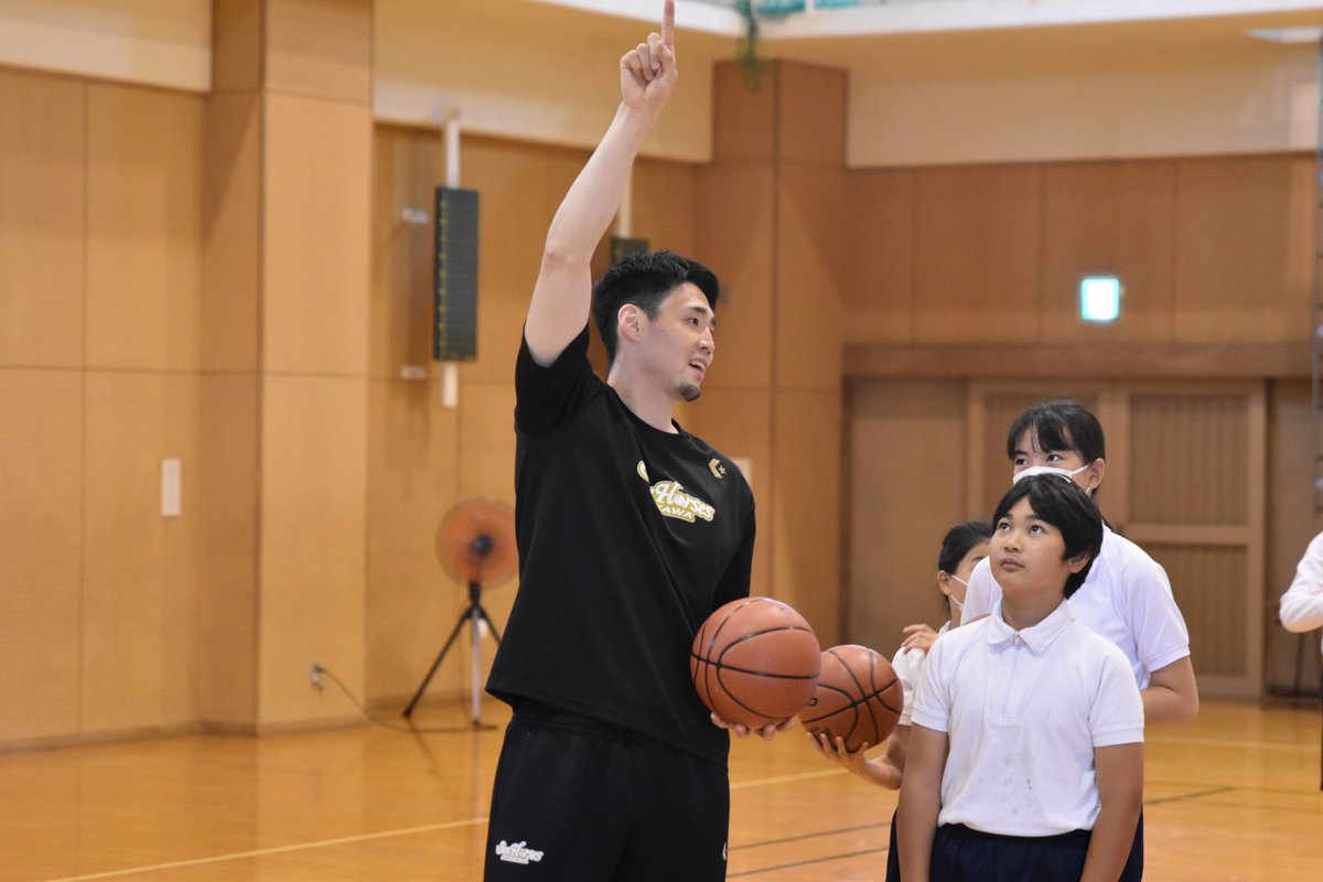 go_seahorses's tweet photo. ✨ホームタウン活動✨
#18 角野亮伍選手が安城市の三河安城小学校を訪問しました🏫 ダンクシュートを披露し大歓声を浴びるなど、充実した時間を過ごすことができました⭐️
#シーホース三河 #Bリーグ #角野亮伍 
https://t.co/8XTx3dLjdr https://t.co/rX4j9KX0YB