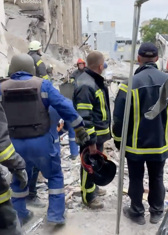 tcabarrus's tweet photo. Qui peut croire #VPoutine quand il prétend que les frappes des #missiles russes ne visent que "des objectifs militaires?"
56 blessés et 10 morts dont 3 enfants dans une pizzéria à la mode de #Kramatorsk. "Une nouvelle preuve de la terreur et des crimesdeguerre" a dit #VZelenski. https://t.co/RyyFmU4gZH