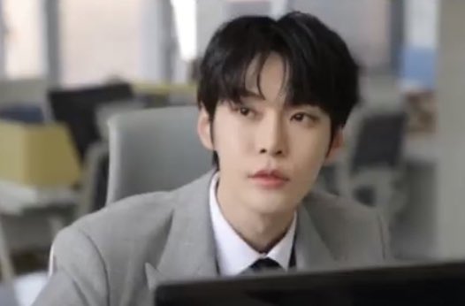 아니 비주얼 미쳤는데
얼굴땜에 주목받은 진성반골 사회부기자같은데…