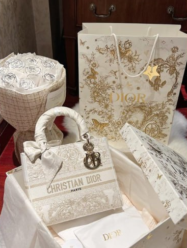 My best friend wishes you a happy birthday.🥰🥰🥰