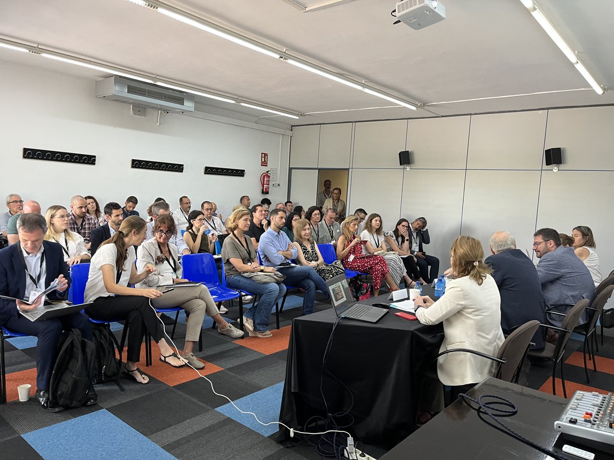 aemes_smart's tweet photo. 🙌 ¡Éxito de participación en la jornada "#Descarbonización y economía circular en el sector de la Construcción"!, organizada por @aemes_smart.  
Se abre un mundo de oportunidades para las empresas, con actividades y tecnologías que están por desarrollar y que serán necesarias. https://t.co/Fv9z7owq6C