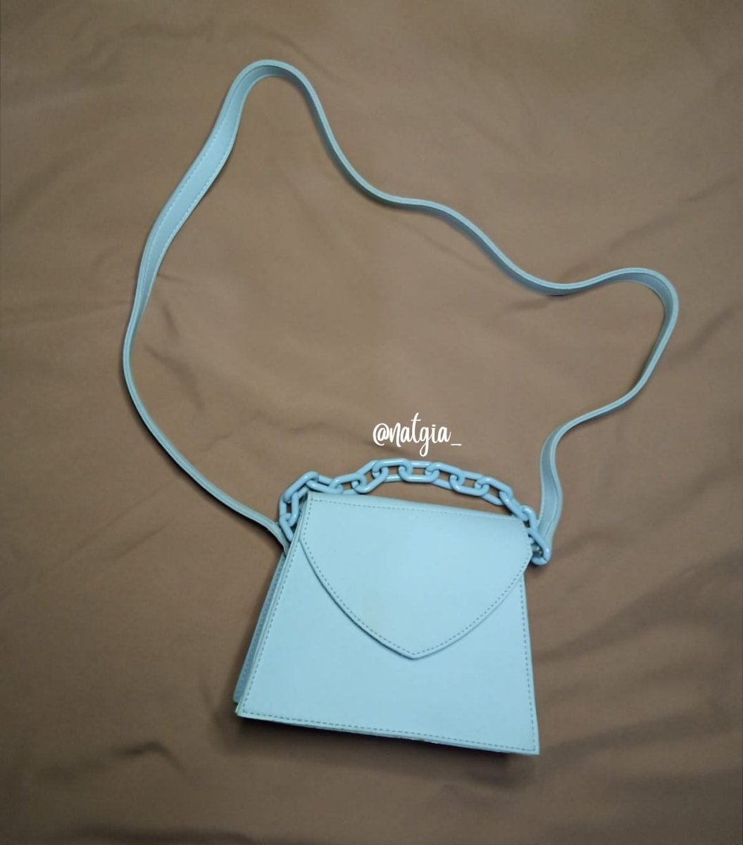 natgia_'s tweet photo. ∵ Slingbag/ Handbag

Uk : 19,5 x 8 x 15 
Modelnya simpel tp tetep kece. Cocok dipake daily/ kondangan. Muat hp, dompet + perintilan kecil. Rantai - strapnya permanen, non-adjustable. Tasnya pakai kancing magnet, dalemnya ga ada selot apapun. Harganya 85rb
https://t.co/lKn4301fGS https://t.co/uW2toA0Wza