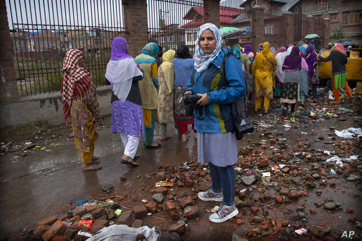 #PHOTOJOURNALISMCHAT Photojournalist Masrat Zahra @Masratzahra 'We photojournalists, are the key witnesses of the people's pain' Read the full interview here: photojournalismnews.medium.com/we-photojourna… #photojournalism #photography #journalism