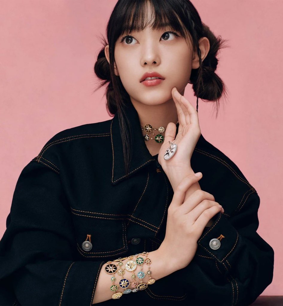 #HAERIN para a campanha global 'Rose Des Vents' da Dior Jewelry.

É a primeira campanha global da Haerin como embaixadora global da marca na sessão jóias!

HAERIN FACE OF ROSE DES VENTS
#HAERINxDIORJewerly #DiorJewelry