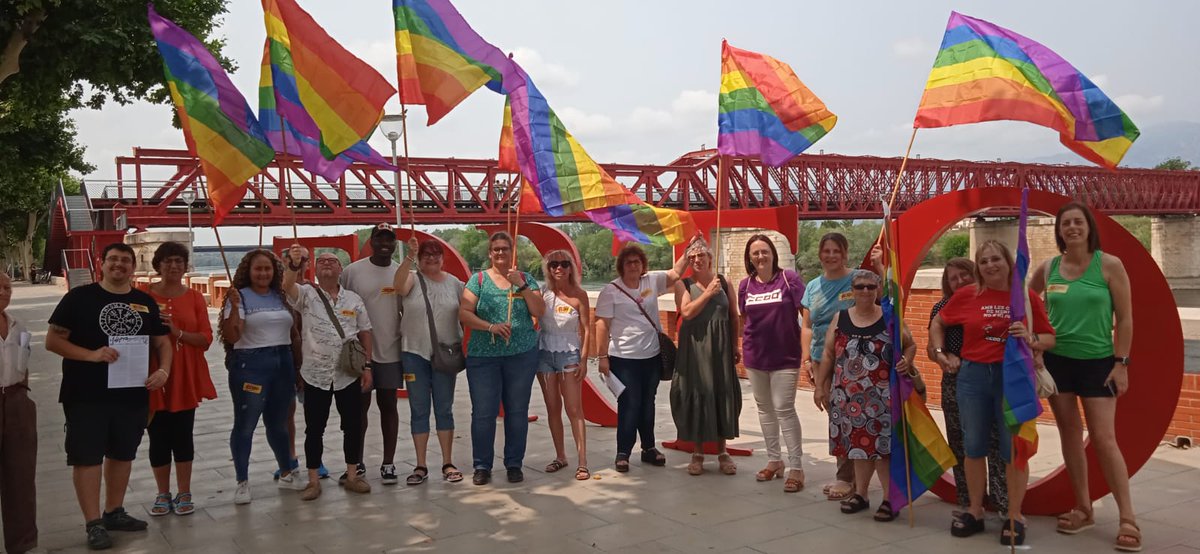 CCOOTarragona's tweet photo. 🏳️‍🌈 Avui celebrem el 28 de juny, Dia Internacional de l’Orgull LGTBI+.  

Lectura de manifest al Pont Roig de #Tortosa , ens hem concentrat per dir prou a l'LGTBIQ+ fòbia a la feina i a tot arreu!  

#OrgullDeSer #ALaFeinaSenseArmaris
@ccoocatalunya @lgtbiCCOOcat https://t.co/agj5JtPPXU