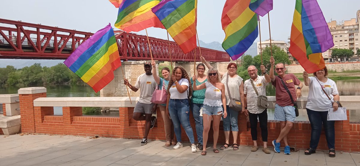 CCOOTarragona's tweet photo. 🏳️‍🌈 Avui celebrem el 28 de juny, Dia Internacional de l’Orgull LGTBI+.  

Lectura de manifest al Pont Roig de #Tortosa , ens hem concentrat per dir prou a l'LGTBIQ+ fòbia a la feina i a tot arreu!  

#OrgullDeSer #ALaFeinaSenseArmaris
@ccoocatalunya @lgtbiCCOOcat https://t.co/agj5JtPPXU