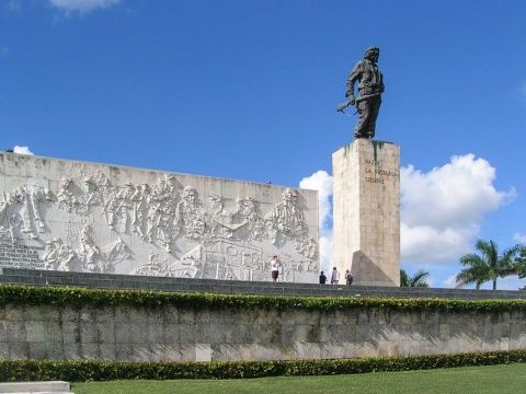 ZamiraMTriana's tweet photo. 1997: Fue descubierta, luego de minuciosas investigaciones de científicos cubanos, apoyados por especialistas de otros países. una fosa común en Vallegrande, Bolivia, con los restos del Che y de otros seis guerrilleros.  Gracias a ellos #CheVive está con nosotros https://t.co/5zi1dYUtwl