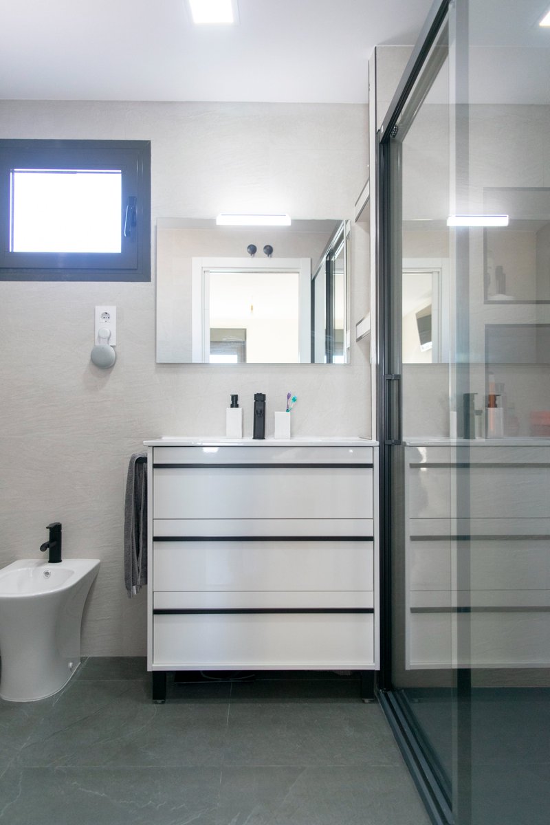 Bellhogar's tweet photo. 📸 ¡Increíble transformación de baño! De un espacio desgastado a un oasis moderno y elegante. 💦✨ Observa el antes y después en esta asombrosa reforma. ¡No podrás creer la diferencia! 😍 #ReformaDeBaño #RenovaciónTotal #DiseñoDeInteriores https://t.co/vDEqKLCNel
