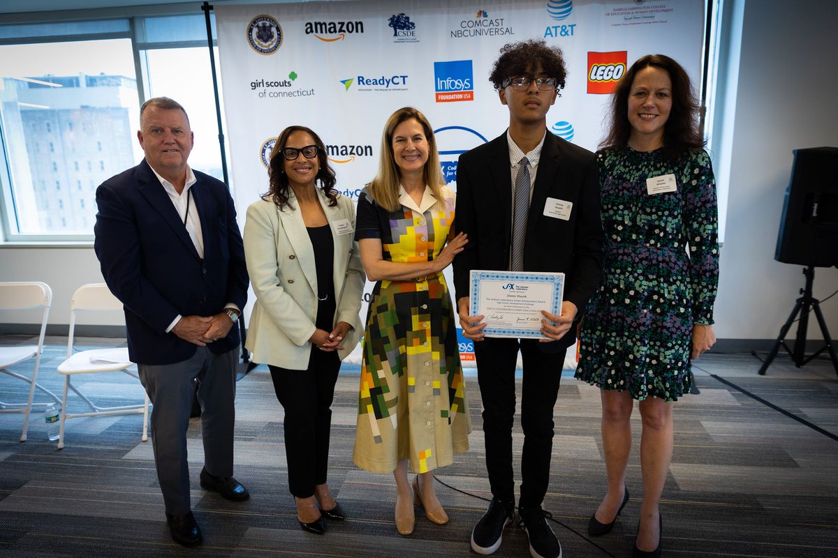 JAX_Education's tweet image. JAX recently presented the 2023 @jacksonlab Urban Achievement Awards as part of the Lt. Governor’s (@LtGovCC) 4th Computing Challenge #CodingForGood! The challenge encourages #Connecticut students to create computer applications inspiring health and wellness. Well done! 👏