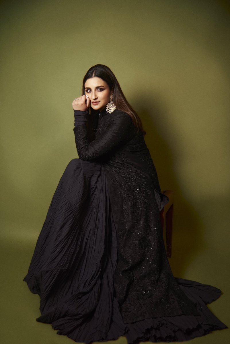 ParineetiChopra's tweet photo. ट्रेडिशनल ल्यूक 🖤😉 https://t.co/76vBf0JOys