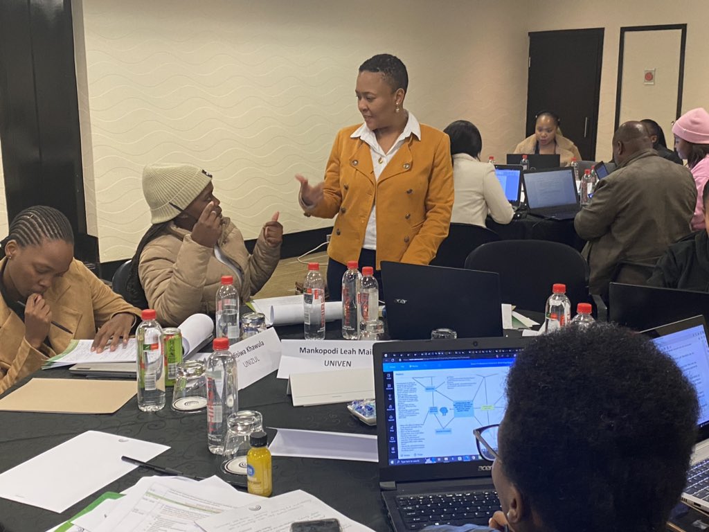 THENSAZA's tweet photo. @cutfsonline @MUTCampus @MUT_Alumni @DUT_Tweets @UPTuks @Univenofficial @UNIZULUongoye @WalterSisuluUni @dsigovza @DrAAWilliams @theNWU @noxthelion @StellenboschUni Candidates working on their hypothesis statements ⚡️

#MastersProposal2023
#DSITHENSA
#PostGraduate https://t.co/o16mr4RsA1
