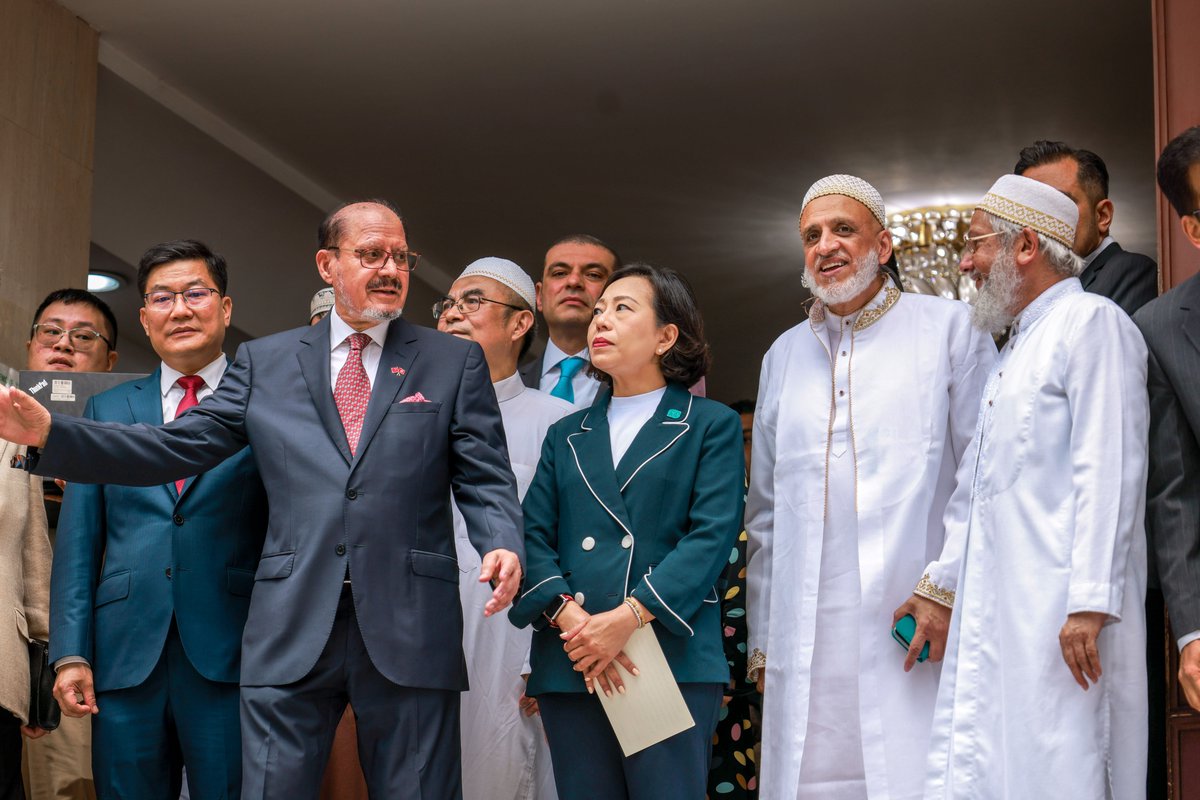 A flag-raising ceremony was held at Kowloon Masjid and Islamic Centre, #HongKong on Wednesday to celebrate the 26th anniversary of the establishment of the Hong Kong Special Administrative Region. Secretary for Home and Youth Affairs Alice Mak Mei-kuen attended the event.