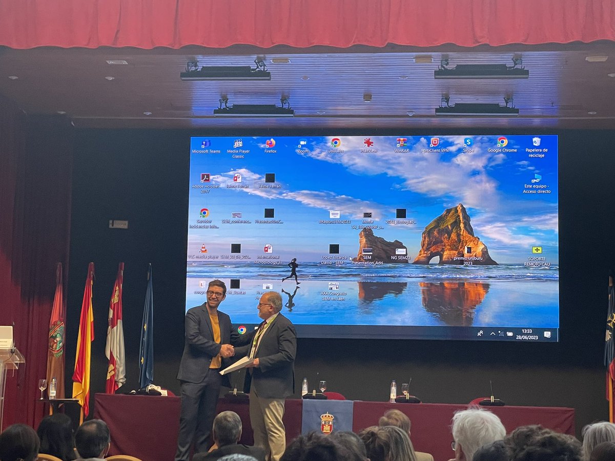 Lauralvllo's tweet photo. Enhorabuena @Jero_RB por ese merecidísimo Premio Jaime Ferrán. Es toda una suerte poder aprender en #evodynamicslab contigo. 🎖️🍾 https://t.co/wT8ISStdy2