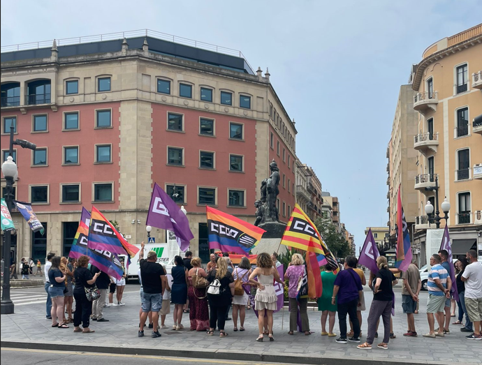 CCOOURV's tweet photo. 28/06 🏳️‍🌈La nostra condició de sindicat sociopolític i de classe 𝐞𝐧𝐬 𝐨𝐛𝐥𝐢𝐠𝐚 𝐚 𝐭𝐞𝐧𝐢𝐫 𝐮𝐧 𝐩𝐞𝐮 𝐚𝐥 𝐜𝐚𝐫𝐫𝐞𝐫 𝐢 a fer que la nostra acció 𝐬𝐢𝐧𝐝𝐢𝐜𝐚𝐥 𝐬𝐮𝐩𝐞𝐫𝐢 𝐞𝐥𝐬 𝐦𝐮𝐫𝐬 𝐝𝐞𝐥𝐬 𝐜𝐞𝐧𝐭𝐫𝐞𝐬 𝐝𝐞 𝐭𝐫𝐞𝐛𝐚𝐥𝐥.
🔗https://t.co/vqXWNvmzN1 
#URV https://t.co/z6cDPDM3l5