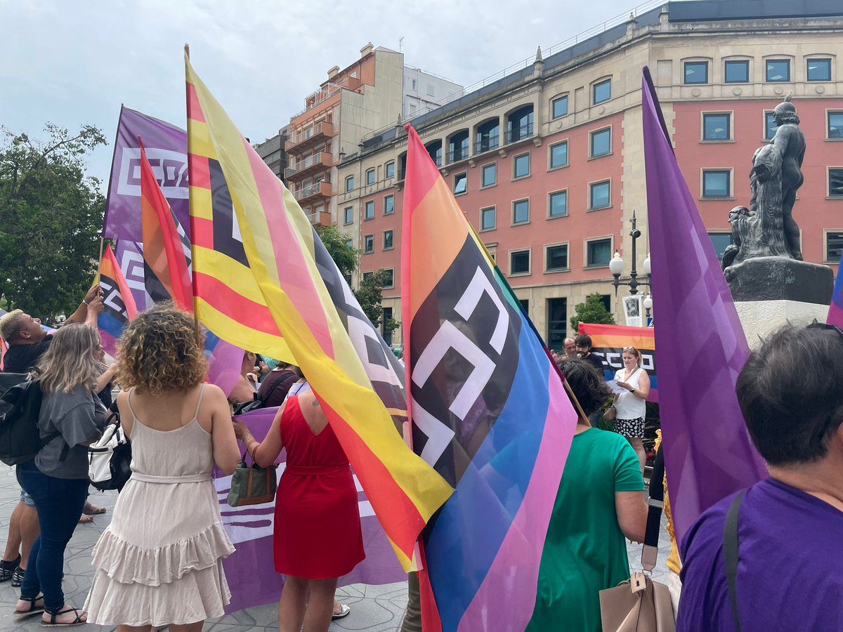 CCOOURV's tweet photo. 28/06 🏳️‍🌈La nostra condició de sindicat sociopolític i de classe 𝐞𝐧𝐬 𝐨𝐛𝐥𝐢𝐠𝐚 𝐚 𝐭𝐞𝐧𝐢𝐫 𝐮𝐧 𝐩𝐞𝐮 𝐚𝐥 𝐜𝐚𝐫𝐫𝐞𝐫 𝐢 a fer que la nostra acció 𝐬𝐢𝐧𝐝𝐢𝐜𝐚𝐥 𝐬𝐮𝐩𝐞𝐫𝐢 𝐞𝐥𝐬 𝐦𝐮𝐫𝐬 𝐝𝐞𝐥𝐬 𝐜𝐞𝐧𝐭𝐫𝐞𝐬 𝐝𝐞 𝐭𝐫𝐞𝐛𝐚𝐥𝐥.
🔗https://t.co/vqXWNvmzN1 
#URV https://t.co/z6cDPDM3l5