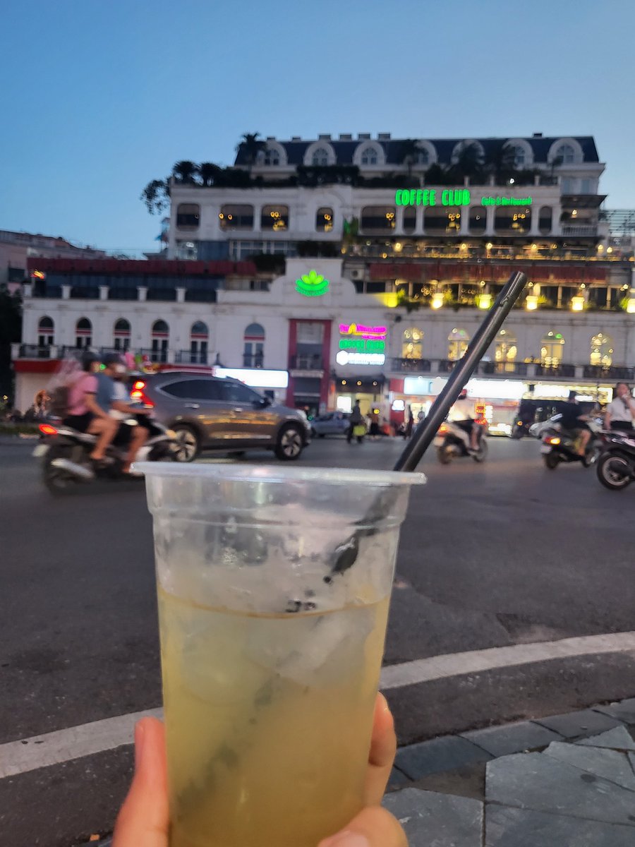 Toan5vien's tweet photo. Ly trà chanh (hơi bị dở) 20k. View bờ hồ mát mẻ.
Có điều cô chủ hơi bị quạu, ai đứng gần hàng cô tí xíu mà ko mua là cô đuổi, mình trả tiền cho cổ mà cổ cũng nhăn 🤣.
#toan5vien #tràchanh #hànội #trachanh #limetea #relaxing #chilling #하노이 #라임차 https://t.co/pCMO7RxXim