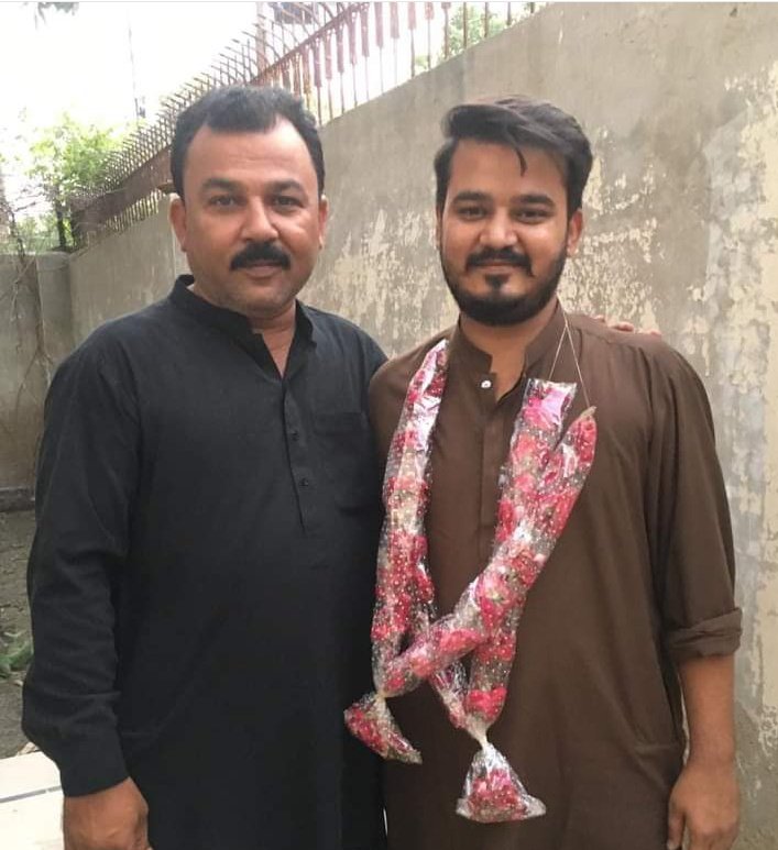 Muhammadkjunejo's tweet photo. ایک طرف حلیم عادل گروپ امین اللہ کا سفارش کردہ شاہ لطیف ٹاؤن چیئرمین جو حلف اٹھا کر لاپتہ ہے۔ دوسری طرف پی پی پی کا مئیر حلف اٹھاتے ہی عوام کے بیچ میں روزآنہ کی بنیاد پر دورہ۔
میریٹ کا قتل حیدرآباد میں عمران خان کے ووٹ بینک کو کتنا نقصان پہنچائے گی یہ ایلکشن میں پتہ چل جائے گا۔ https://t.co/bkpLuwxWvT