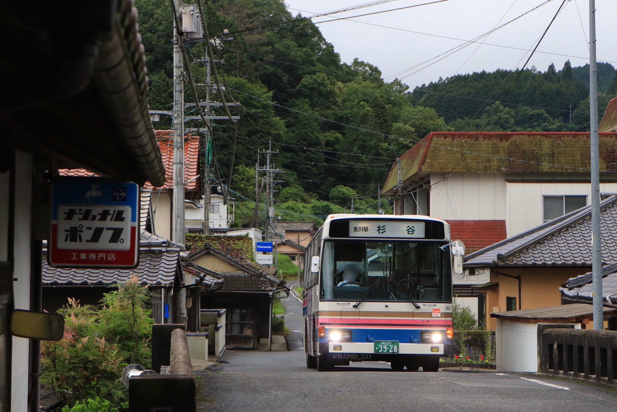RAPID_531's tweet photo. ［中鉄北部バス］
9207 (U-RU3HJAA,岡山22か3503)
9302 (同上,岡山22か3602)
［中鉄バス］
9601 (KC-RU1JJCA,岡山22か3928)
9606 (同上,岡山22か3937)
全国的にも残り僅かとなった大型9mブルーリボン。
中鉄には9台が現存しており、U-RUは全車中鉄北部バスに、KC-RUは全車中鉄バスに在籍しています。 https://t.co/1u7I0DtJgu