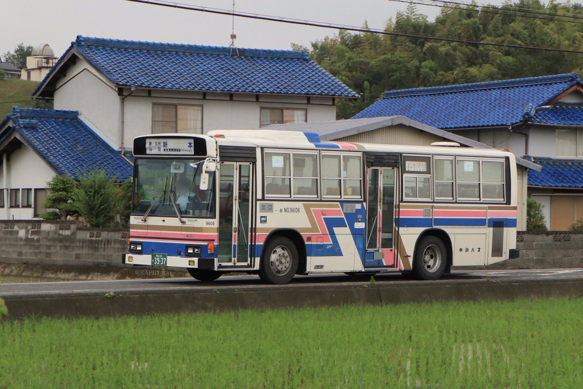 RAPID_531's tweet photo. ［中鉄北部バス］
9207 (U-RU3HJAA,岡山22か3503)
9302 (同上,岡山22か3602)
［中鉄バス］
9601 (KC-RU1JJCA,岡山22か3928)
9606 (同上,岡山22か3937)
全国的にも残り僅かとなった大型9mブルーリボン。
中鉄には9台が現存しており、U-RUは全車中鉄北部バスに、KC-RUは全車中鉄バスに在籍しています。 https://t.co/1u7I0DtJgu