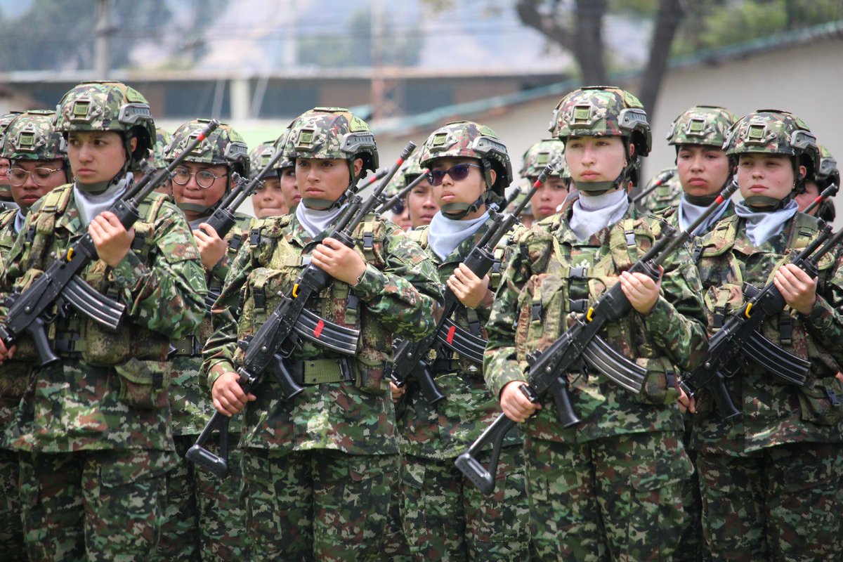 Ellas son nuestras soldados colombianas, mujeres que luchan día a día por dejar en alto el rol de la mujer en el @COL_EJERCITO; por su valentía y dedicación son una fuente de inspiración para muchas personas en todo el mundo. 

#EducaciónMilitar