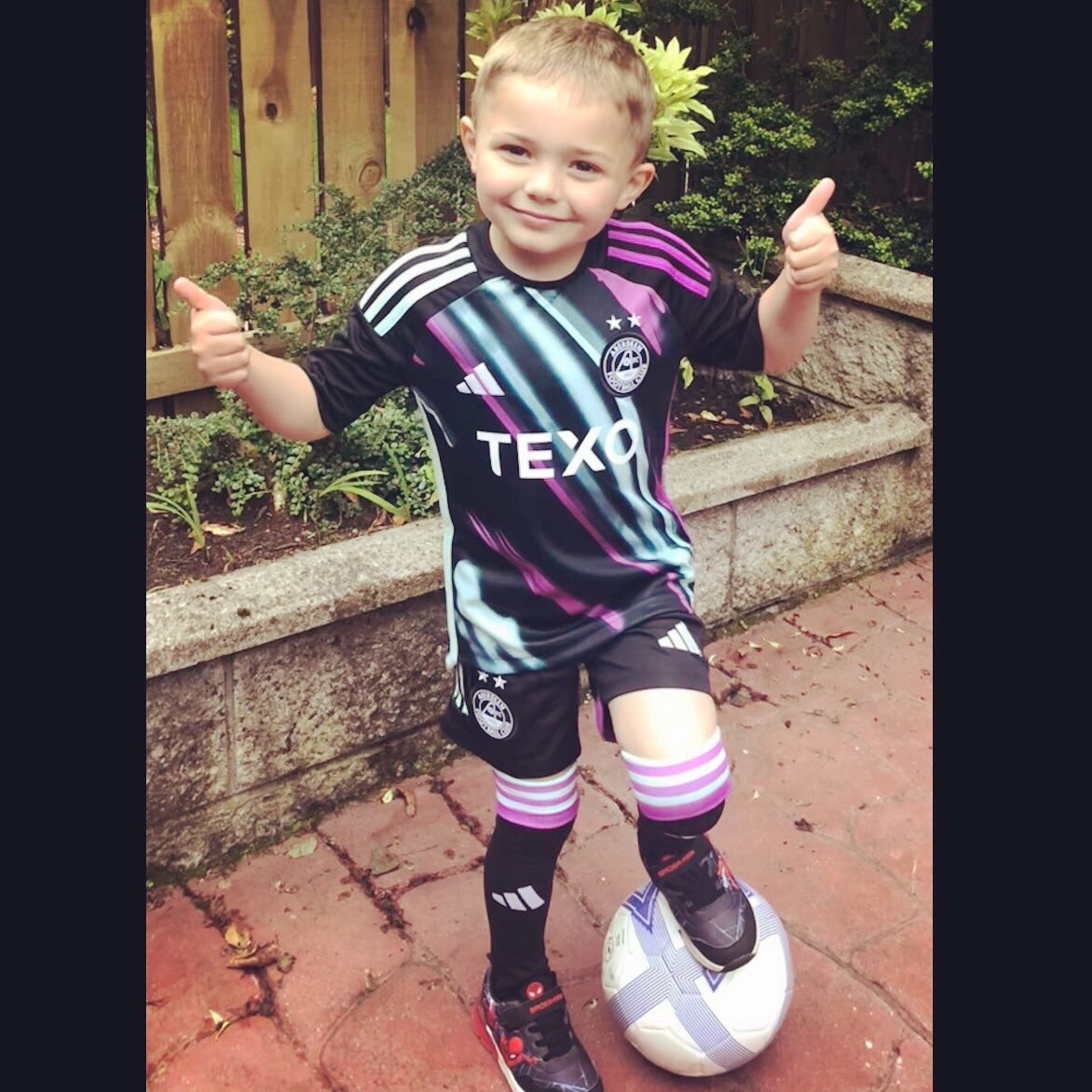 The new kit gets a big thumbs up from Teddy!! 🆎⚽️👍🏼 #COYR #NewKitDay #NorthernLights #Love