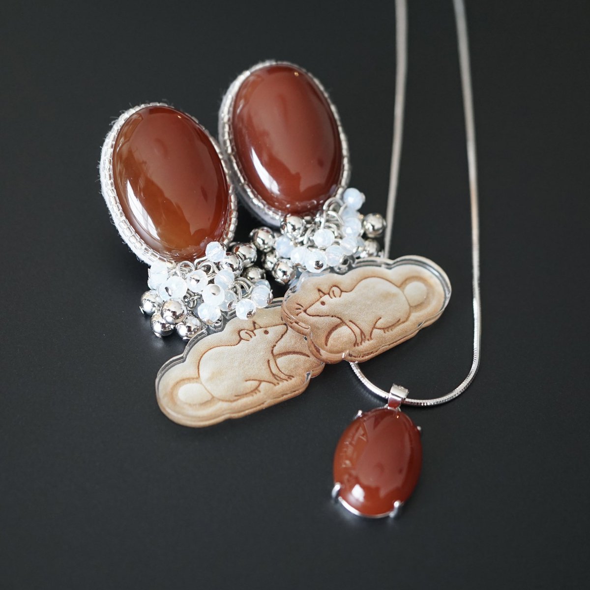 cyrus_handmade_'s tweet photo. ラットのオーダーイヤリング
クッキーパーツに合わせて美味しそうな雰囲気に

耳が痛くなりがちなイヤリングなので様々な工夫してるのですが「こんなに痛くないのは初めて」と…!とても嬉しいです(;꒳​;

2人で考え作り上げた作品
達成感もありいい思い出になりました!
改めてありがとうございました! https://t.co/kp1Vnec7PT