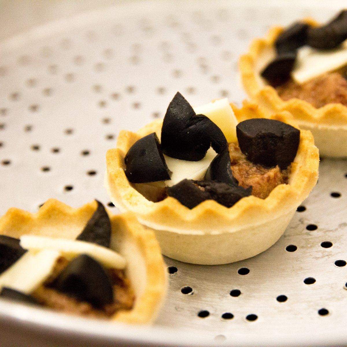 Tienes algún evento y quieres quedar como un marques... Tartaletas rellenas de paté de cecina, tacos de queso y aceitunas negras.
...
#Croquellanas #paté #cecina #aperitivo