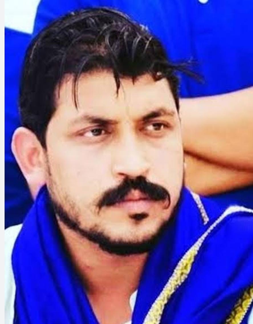 MalikBirpal's tweet photo. *देवबंद ब्रेकिंग*
*भीम आर्मी प्रमुख चंद्रशेखर रावण पर जानलेवा हमला चंद्रशेखर रावण की कमर में लगी गोली।* https://t.co/4cZ19WKzwb
