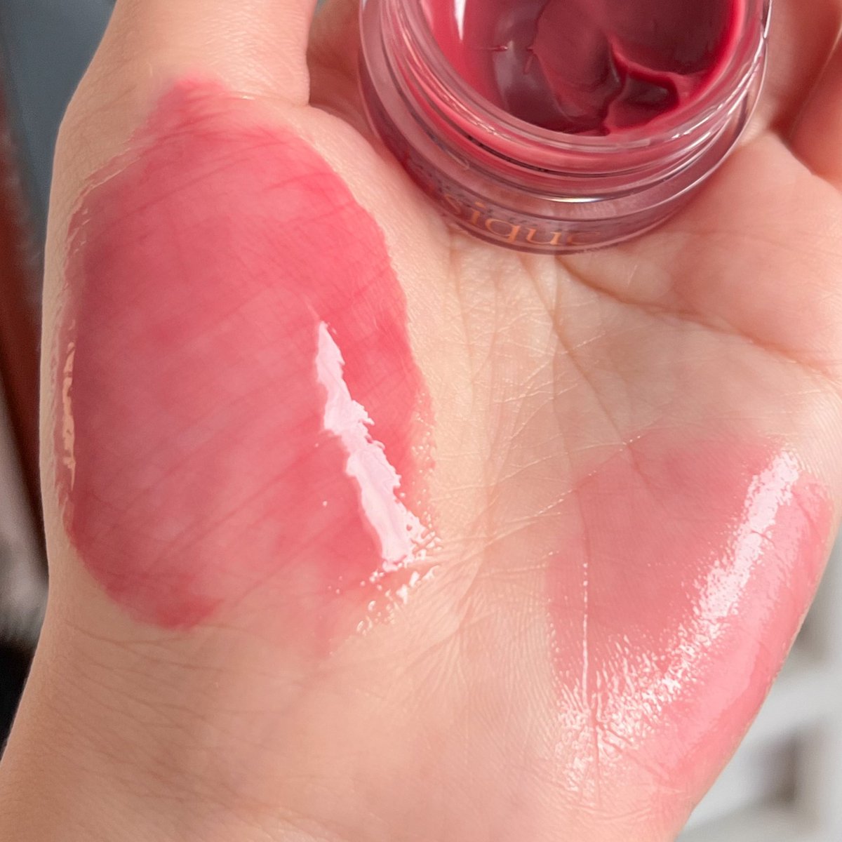 Nananblogblog's tweet photo. ไม่ผิดหวังเลยที่ซื้อมา ฉ่ำสุดๆๆ
 DASIQUE FRUITY LIP JAM NO.09 Lychee สีโทนชมพูตุ่นๆอมม่วง น่ารักมากกก ทาได้ทุกวัน หอมเหมือนได้กินลูกอมซูกัส ชอบบบ https://t.co/oQJ09iDH13