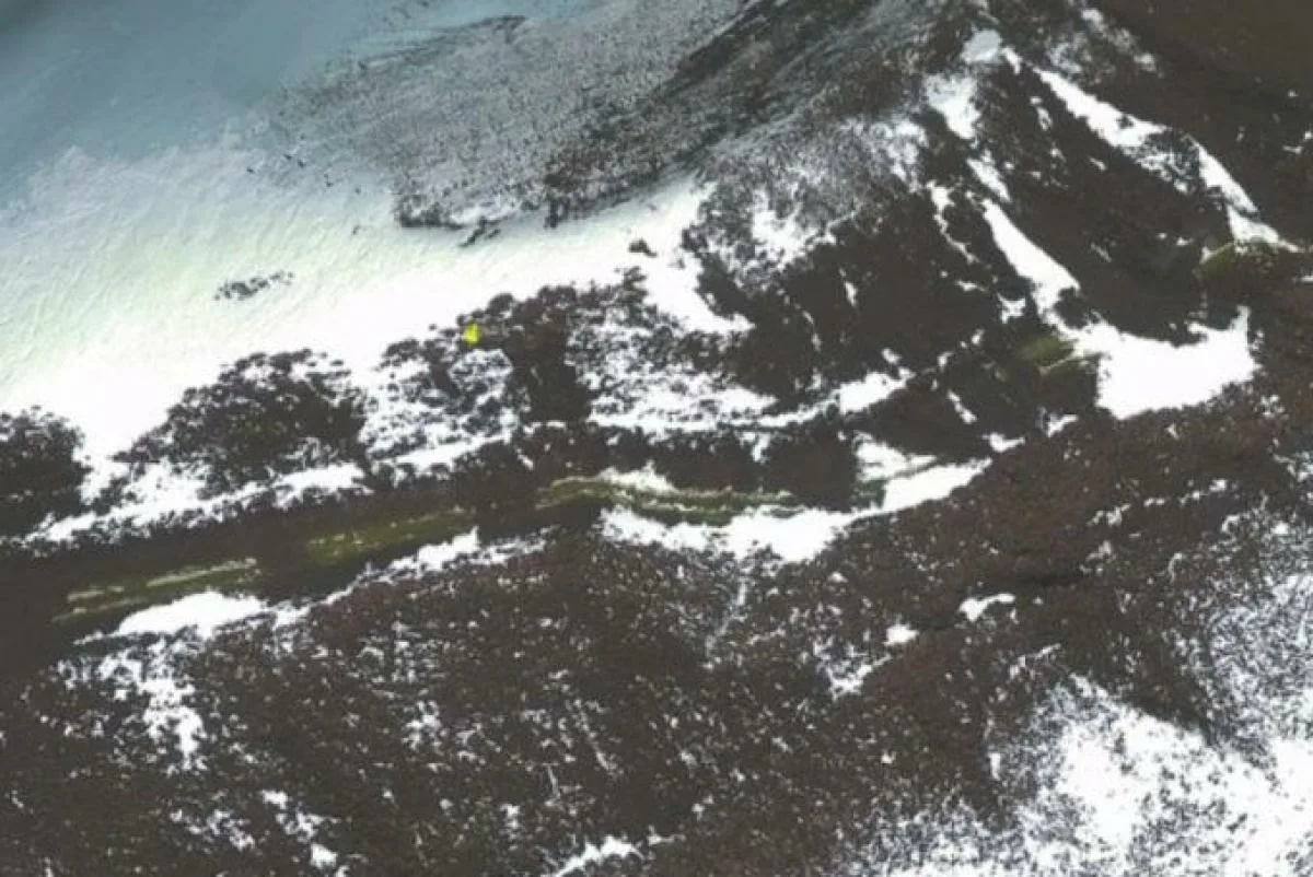 Antarktika'nın Google haritaları bir yol ve bir köprü buldu.

 Google Earth haritalarının araştırmacılarından biri şaşırtıcı bir keşifte bulundu: Antarktika'nın eriyen karının altında, asfalt bir yola ve bir köprüye dikkat çekici bir şekilde benzeyen bir şey buldu.
'⏬