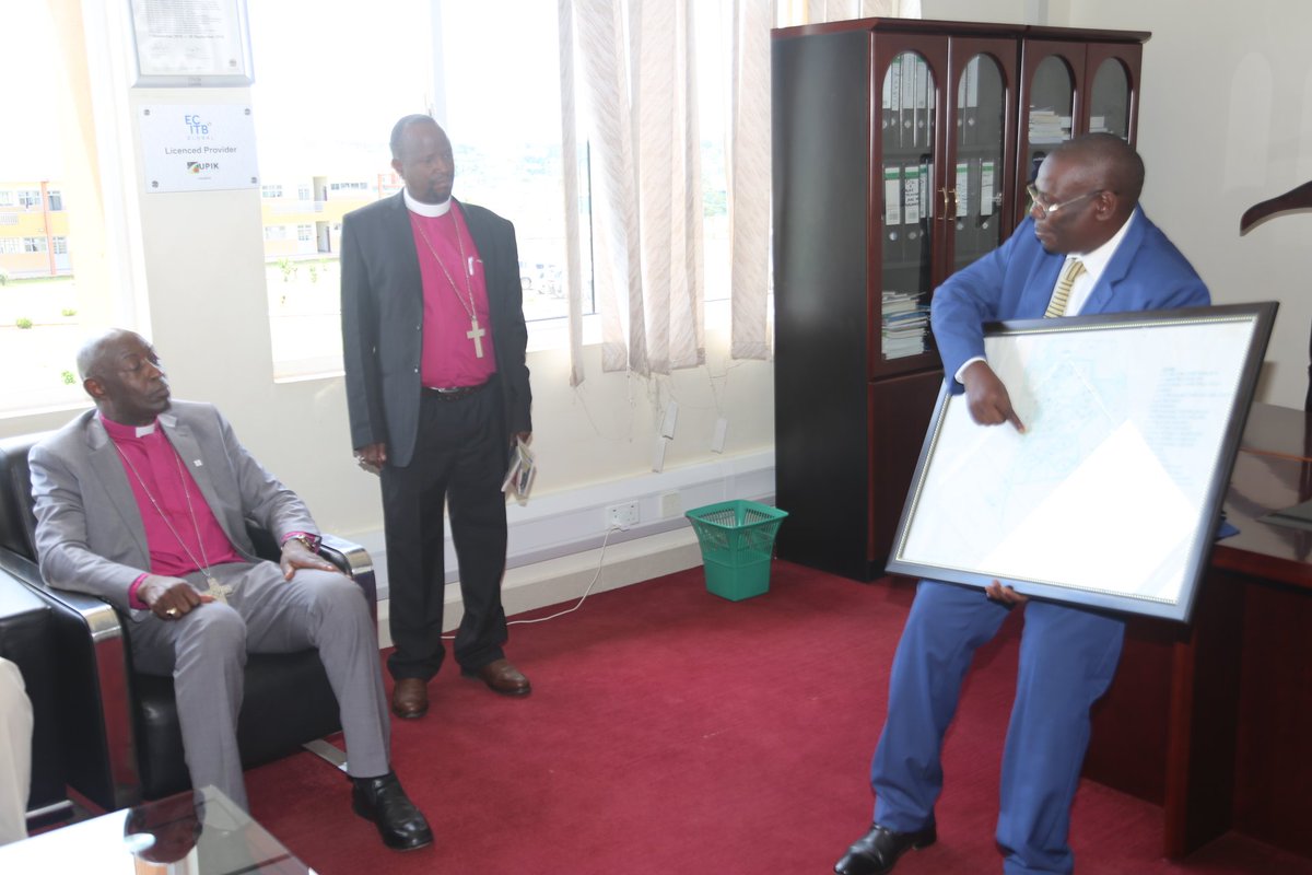 Together with my brother Bishops, we arrived safely at the first Station of our visit to the Albertine graben this afternoon.
We began with Uganda Petroleum Institute Kigumba in Kiryandongo District.
I thank Mr. Bernard Ongodia, the Principal, for the warm welcome.
#UgOilJourney