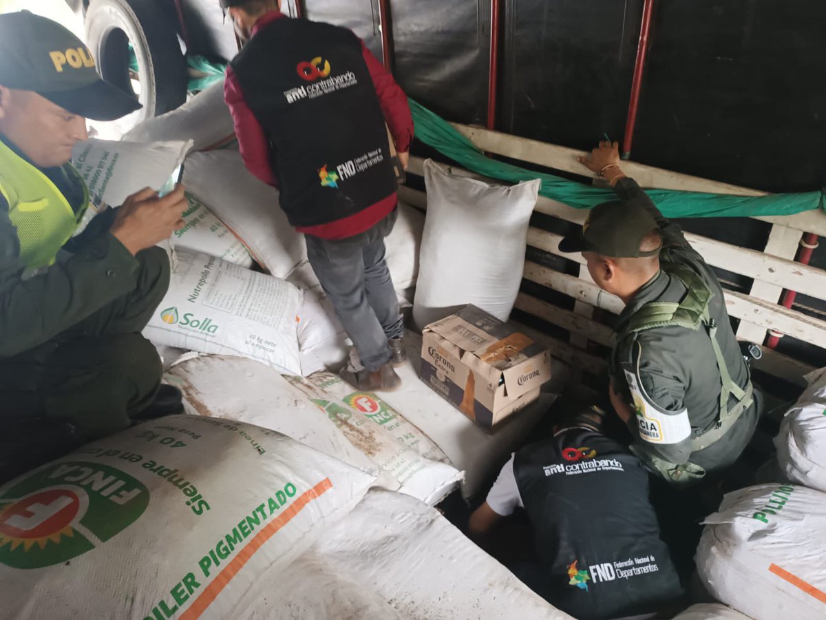 gobnarino's tweet image. Nuestro Grupo Operativo de la Subsecretaría de Rentas, con el apoyo de @FNDCol y @PoliciaAduanera, logró la aprehensión de 3.600 unidades de cerveza de contrabando Corona Extra X 355 ml en el puesto de control ubicado en la vía entre #Ipiales y #Pasto.
#TodosContraElContrabando