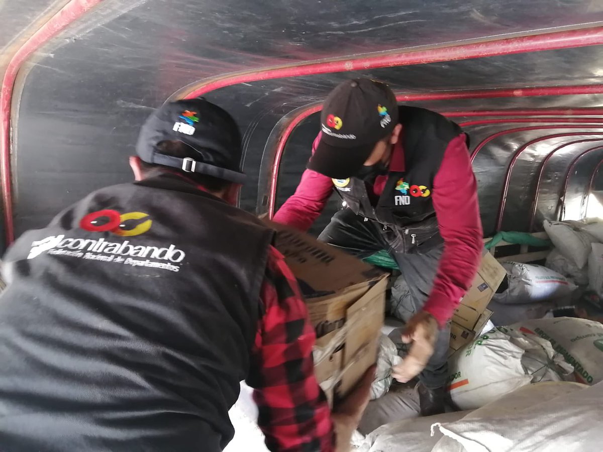 gobnarino's tweet image. Nuestro Grupo Operativo de la Subsecretaría de Rentas, con el apoyo de @FNDCol y @PoliciaAduanera, logró la aprehensión de 3.600 unidades de cerveza de contrabando Corona Extra X 355 ml en el puesto de control ubicado en la vía entre #Ipiales y #Pasto.
#TodosContraElContrabando