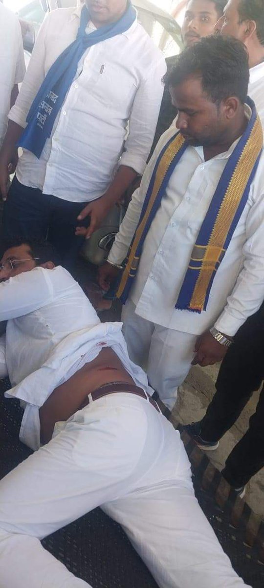 abhijatav07's tweet photo. अपने समाज के हक अधिकारों की आवाज़ उठाना इतना बड़ा गुनाह हो गया कि @BhimArmyChief चन्द्रशेखर आज़ाद जी की हत्या का प्रयास करते हुए उनकी गाड़ी पर फ़ायरिंग की गई @dgpup @Uppolice जल्द से जल्द अपराधी जेल की सलाख़ों के पीछे चाहिए इसी में UP के Law & Order की भलाई हैं। 

@myogiadityanath सरकार से विनम्रतापूर्वक निवेदन हैं की भाई को जल्द से जल्द सुरक्षा मुहैया करायी जाये।

भाई के शीघ्र स्वस्थ होने की मंगलकामना
