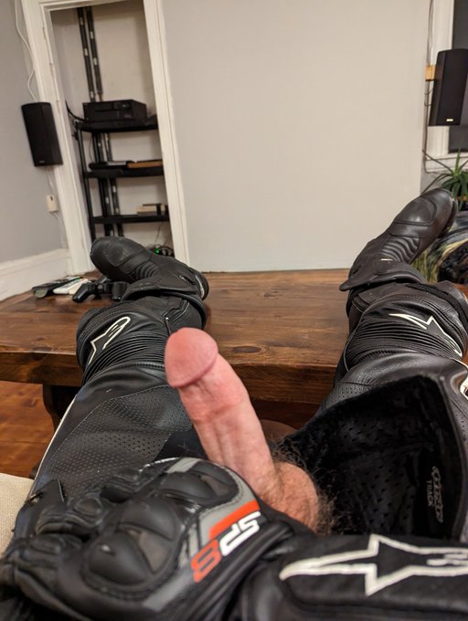 Nicwoh - I like knowing that my leather suit is protecting my equipment in the case of an accident on my motorcycle. Who agrees? https://t.co/FcJNeRNwKY