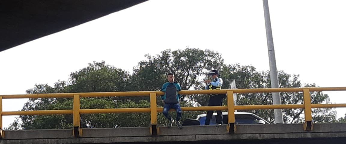 Guardianes_Ant's tweet photo. #Medellin | Agente 462 de @sttmed  dialoga con individuo que quería quitarse la vida en el puente de la calle 10 con carrera 48 y lo hace cambiar de opinión.
Resaltamos la labor de la agente de movilidad. 👏🏼👏🏼👏🏼
#GuardianesAntioquia https://t.co/3Pe1VLGLB8