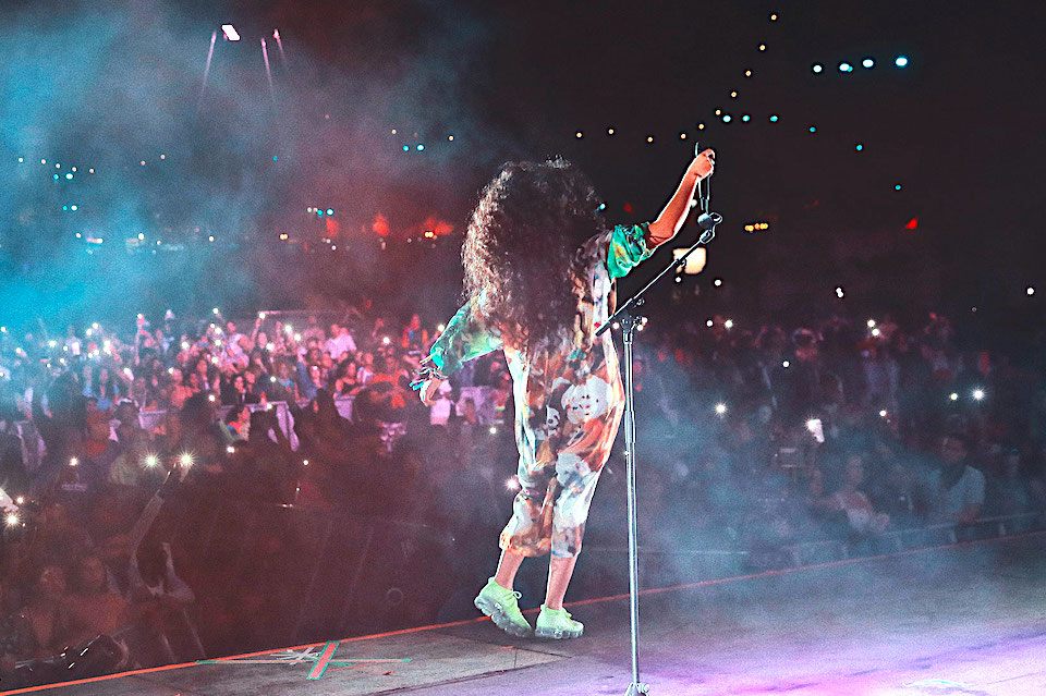 H.E.R. is rounding up all of her supremely talented companions for the third iteration of her Lights On Festival. After the festival’s 2022 hiatus (similar to the pandemic-induced hiatus in… 

The post… #Latest #MusicVideos #Californiamusicfestival  dlvr.it/SrMLqn