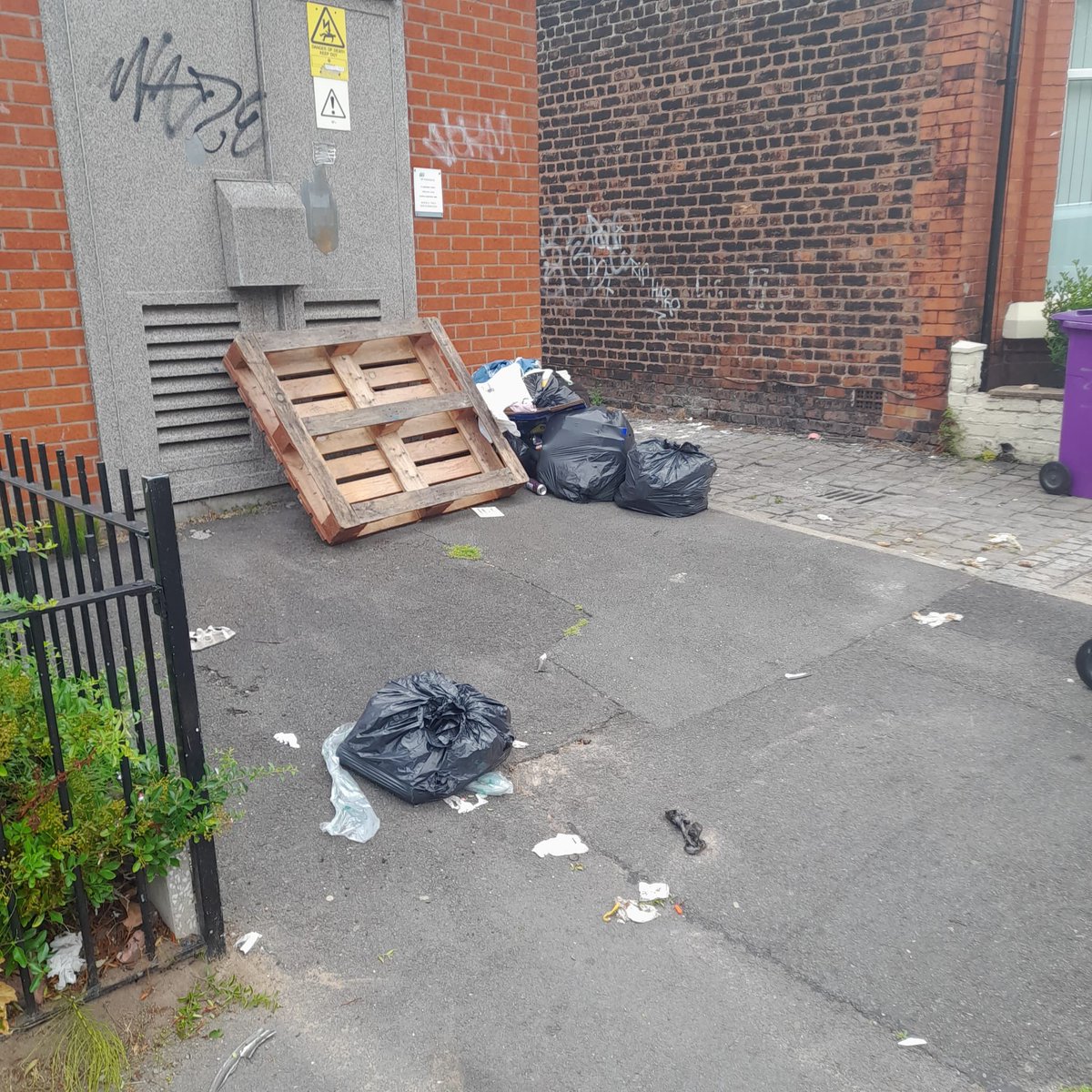 PennyLnWombles's tweet photo. Fly tipping on Mossley Avenue, L18 reported to @lpool_LSSL as 8475125 thanks 

@lpool_LSSL have their work cut out with student fly tipping and leavers so please be patient, it’s a city wide problem that despite free skips, uni initiatives etc persists https://t.co/e6wocaeUKq