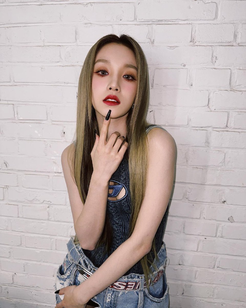 yuqikyuk's tweet photo. ✧⁠*⁠。#GIDLE #YUQI ✧⁠*⁠。
mom?🎠🪞💒 https://t.co/xym2T17eIk