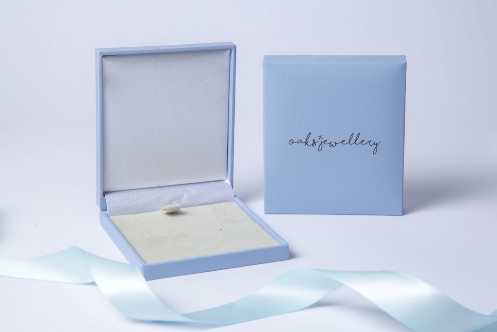 Revealing our beautiful blue Postal Pendant Boxes! 💙 Perfect for gifting your pendants. Our thoughtfully designed boxes not only protect your jewellery but also add an extra touch of elegance to the unboxing experience. #Oaksjewellery #Christianjewllery #jewellerygift