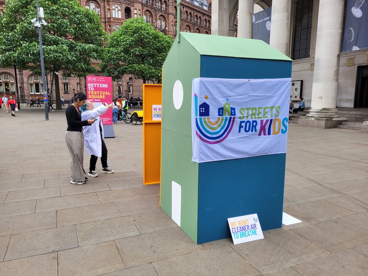 Check out your stress levels in the morning rush hour traffic, vs the calmness of a #schoolstreet at the #cleancities pop-up in St Peter's square, Manchester