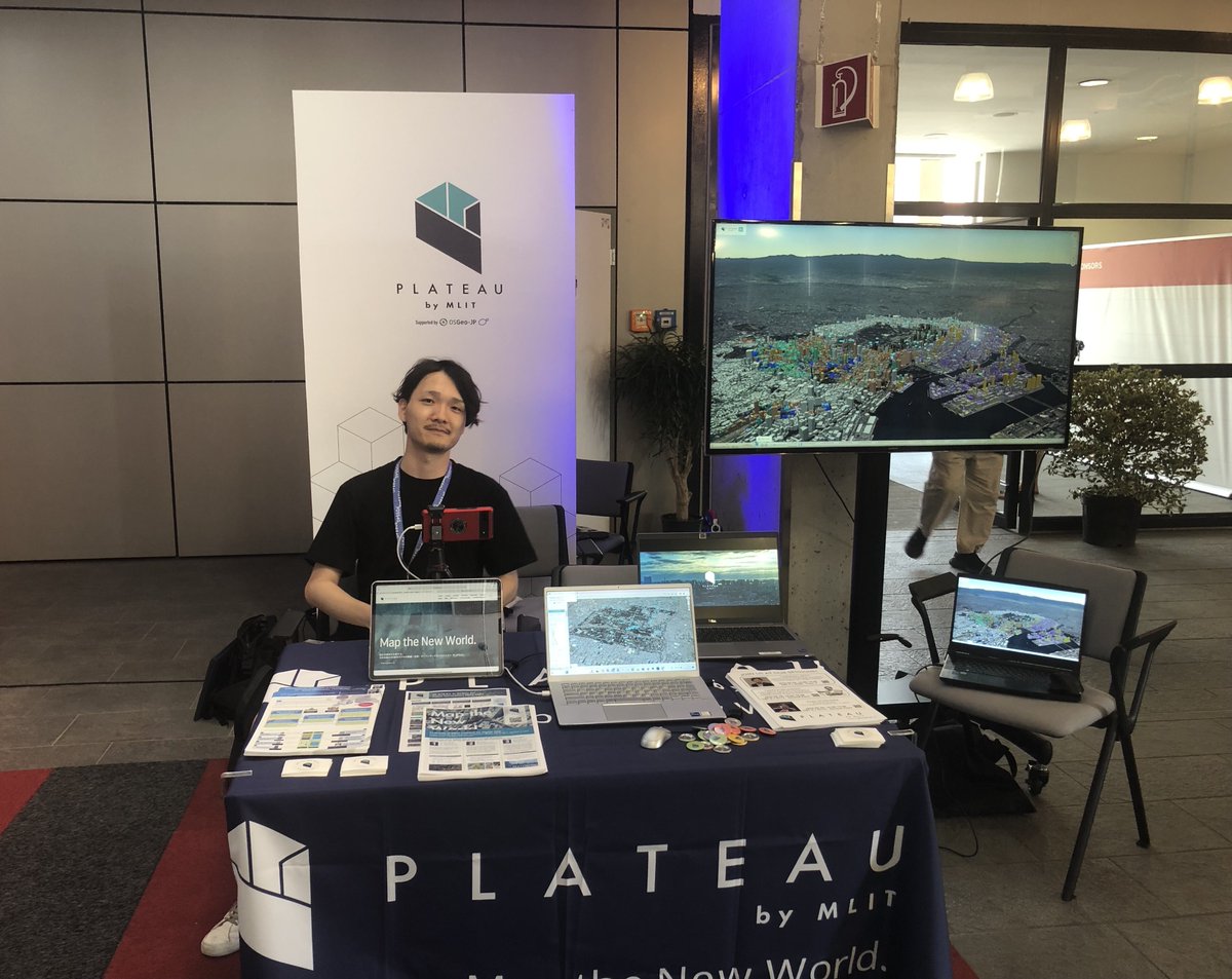 ProjectPlateau's tweet image. コソボで開催中の世界最大級のGISカンファレンス「FOSS4G」にPLATEAUも参加しています!
会議2日目となる昨日は、イベントでのプレゼンやブース展示を通してPLATEAUの取組をPRしました。
引き続き、PLATEAUの取組を世界に向けて発信していきます!
#PLATEAU
#FOSS4G2023