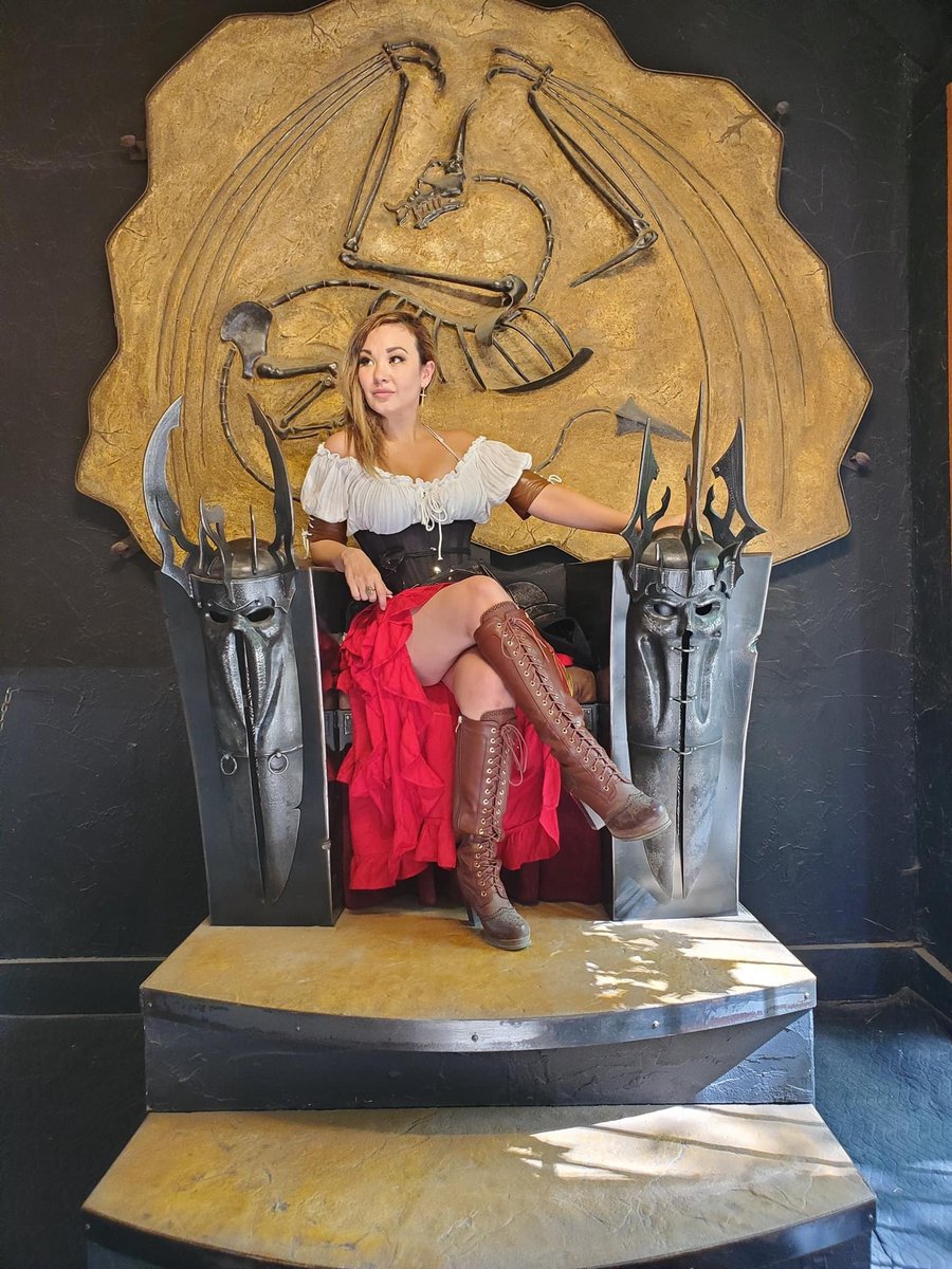 #WomanCrushWednesday with @AniMiaOfficial sitting on her throne!! Looking amazing too. Enjoy your day. #AniMia #Gorgeous #Awesome #Cosplayer #WCW #WCWednesday