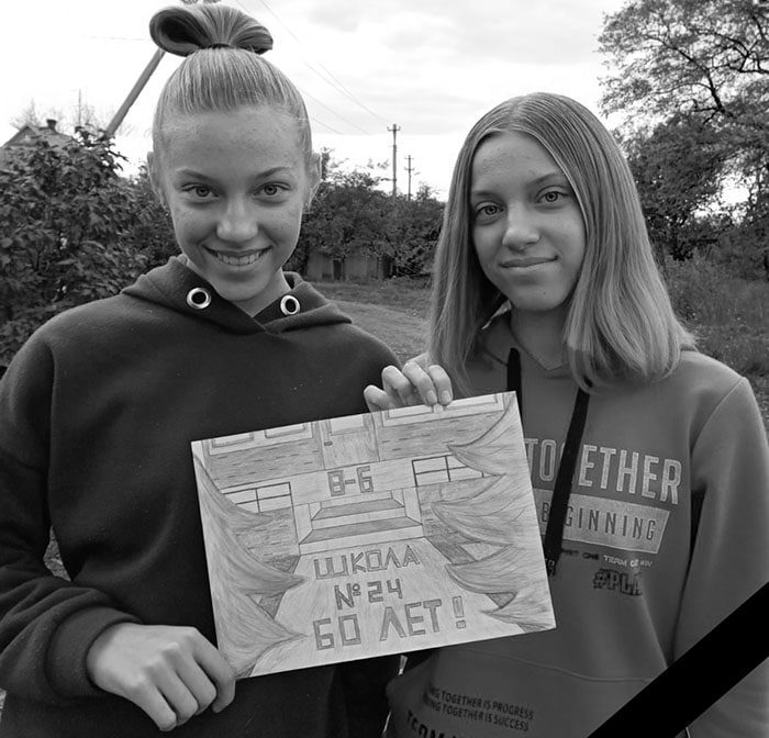 Russia killed two sisters in Kramatorsk: Yulia and Ania Aksenchenko would have turned 15 in September. They just finished 8th grade.

Deepest condolences to their family.

As of now, we know of 10 people who died and 60 people injured after a Russian missile strike on Kramatorsk.