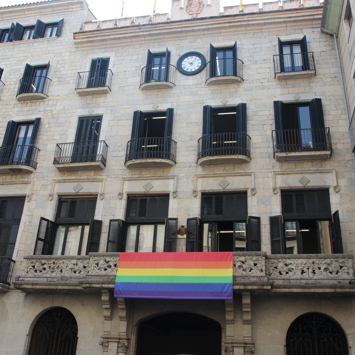 Per primera vegada la bandera LGTBIQA llueix a la façana de l'Ajuntament de @girona_cat!  
Orgullosxs!

🏳️‍⚧️🏳️‍🌈