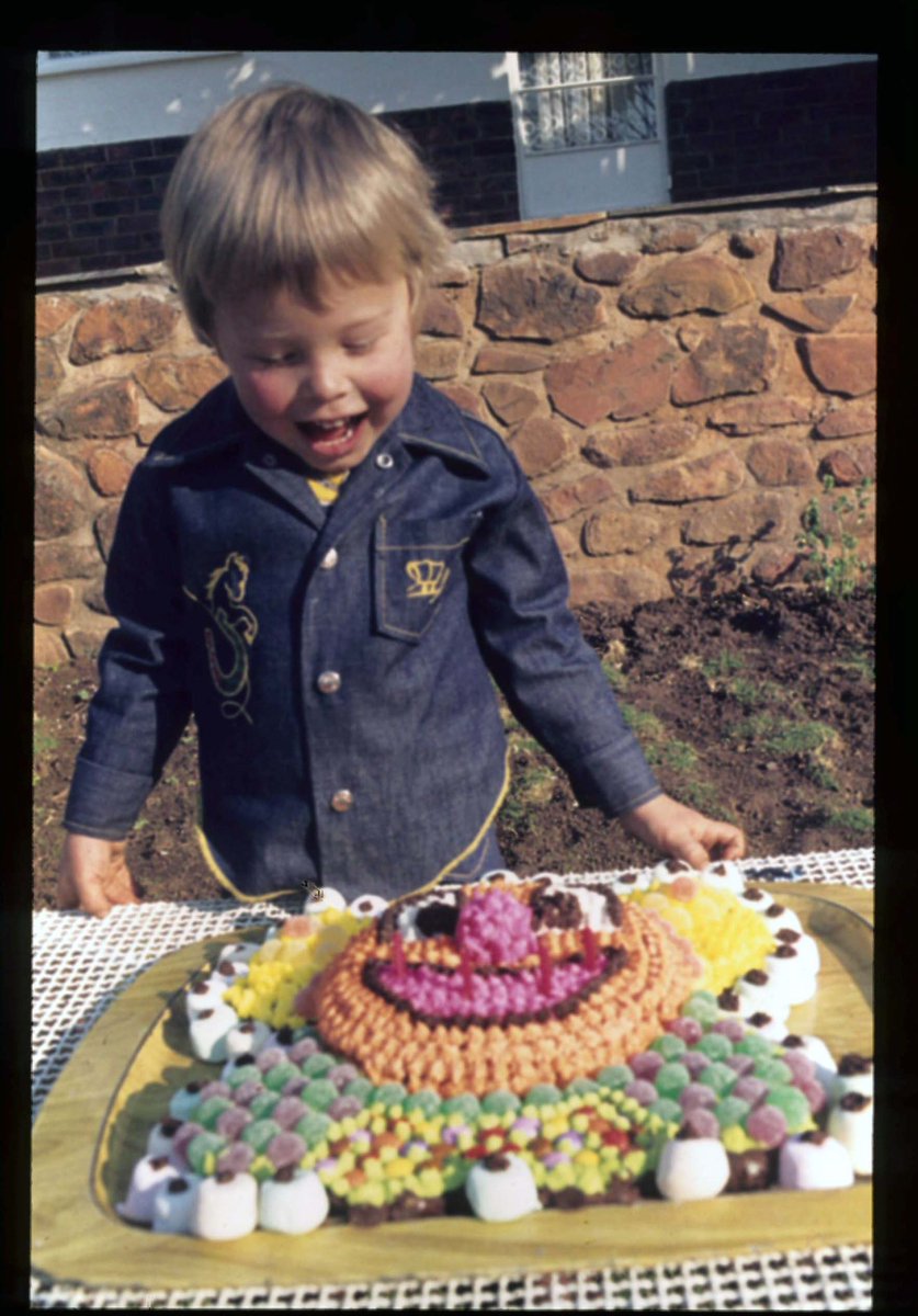 mayemusk's tweet image. Happy Birthday @elonmusk 🎂🎉🥰 
We have had an extraordinary 52 years of laughing.
Your grandfather had the words, KEEP SMILING, on the back of his business cards. It’s obviously a family tradition 😃😃😃