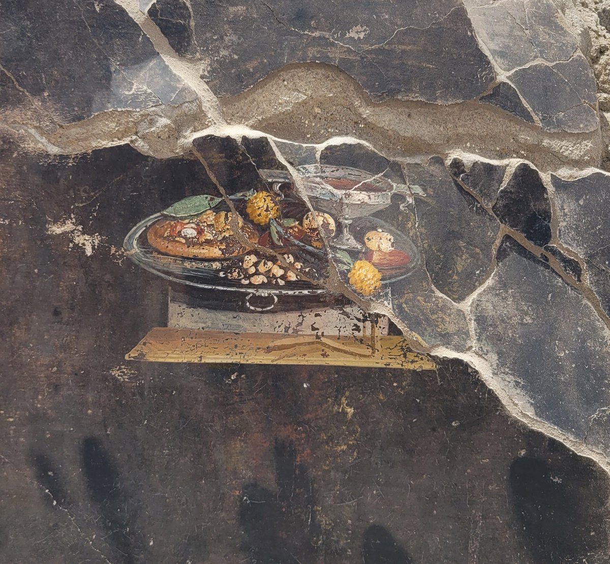 pompeii_sites's tweet photo. Whilst it looks like a pizza, this image from a Pompeian painting from 2000 years ago obviously can't be, since some of the most characteristic ingredients are missing, namely tomatoes and mozzarella. https://t.co/KP3CS42KKn