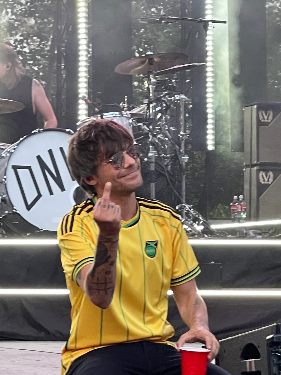 #FITFWorldTour | Louis’ reaction to a fans sign in Troutdale last night! (6.27.23) #FITFWTTroutdale

©️HellerMonty