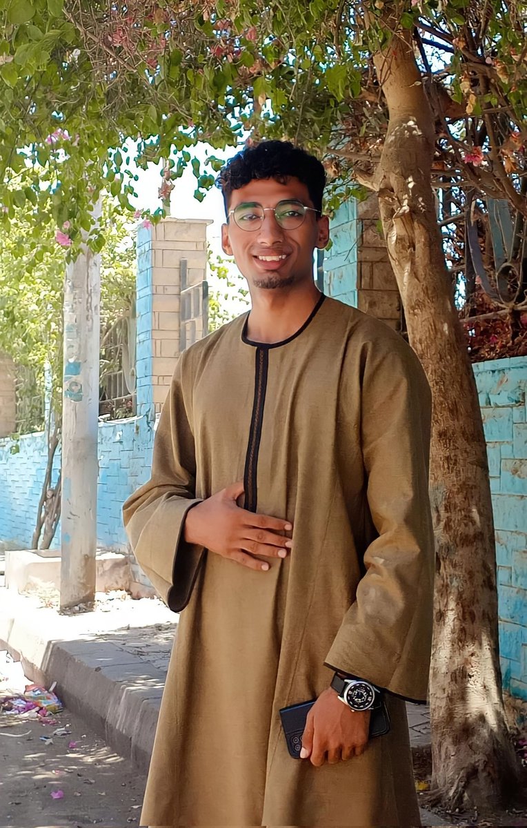 طِبتم وطَابَت أعيادُكم برِفقةِ مَن تُحبّون كل عَام والفَرح يملئ قلوبَكم، عيدكم مُبارك.🤍